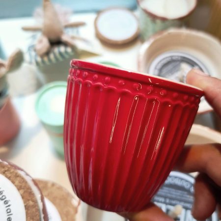 La tassa mini Latte Cup Alice Red de GREENGATE és ideal per prendre un cafè espresso, aquest color vermell és molt combinable i atractiu.

Té una capacitat de 150 ml. i és apilable.

Apta per rentaplats i microones.

Disponible també en color BLANC, VERD PASTEL, DUSTY GREEN, GRIS, ROSA PASTEL i BLAU PASTEL.

Els vols veure amb més detall? Clica aquí.

És una tassa ideal per servir el teu cafè espresso, també per servir un te o infusió tot acompanyant una tetera de mida petita.

També la tenim en la mida més gran, la tassa Latte Cup Alice Red.

A INHALA Cafès i Tes som punt de venda de GreenGate des de fa molt de temps.