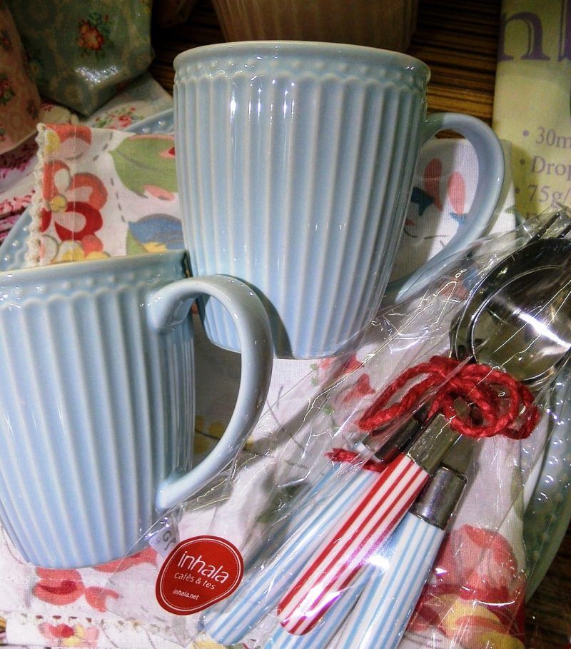 La tassa mug ALICE Pale BLUE de GreenGate combina amb tots els altres colors pastel d’ aquesta col.lecció. Aquesta tassa és ideal per prendre un cafè, un te, una infusió o una xocolata calenta quan arribi el fred. També tenim el Cereal bowl en aquest color i en altres colors com el rosa "dusty pink", groc “honey mustard”, verd pastel, vermell, blanc, verd dusty, dark blue, Sky blue i altres complements com plats, gerres grans i petites, tasses amb plat, sucreres, culleres, etc. A INHALA Cafès i Tes som punt de venda de GreenGate des de fa molt de temps, som unes enamorades d’ aquesta firma danesa. A més podràs trobar xocolates i les galetes més delicioses per acompanyar els teus cafès, tes i infusions. Et preparem un pack regal i l’enviarem allà on tu ens diguis. Truca’ns al 938794805 o escriu-nos a info@inhala.net, t’ esperem! Estem a Portalet, 9 de Granollers, Barcelona.