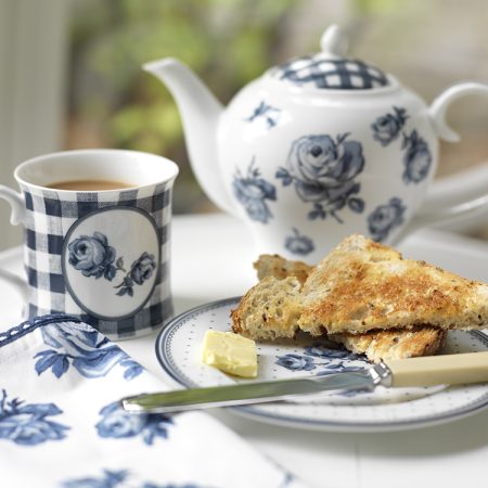 La tassa mug Gingham Floral Vintage Indigo de Katie Alice és de porcelana i té una capacitat de 400 ml. El seu disseny és romàntic i el detallet de la flor de color blau en el seu interior és molt elegant. És una tassa preciosa per prendre un te, un Rooibos o una infusió. Apta per anar al microones i rentaplats. Medeix 9 x 13 x 9,5 cm. Tenim altres complements amb aquest estampat Vintage Indigo: tasses de cafè amb plat, sucrera i gerra per la llet, safates de forn en forma de cor, gerra gran, la cocotte-mantequera. Som INHALA, punt de venda de Katie Alice, la teva botiga de cafès, tes i complements, ens trobaràs a Portalet, 9 de Granollers, Barcelona. T' esperem!