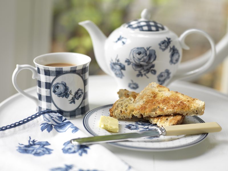 La tassa mug Gingham Floral Vintage Indigo de Katie Alice és de porcelana i té una capacitat de 400 ml.

El seu disseny és romàntic i el detallet de la flor de color blau en el seu interior és molt elegant.

És una tassa preciosa per prendre un te, un Rooibos o una infusió.

Apta per anar al microones i rentaplats.

Medeix 9 x 13 x 9,5 cm.

Tenim altres complements amb aquest estampat Vintage Indigo: tasses de cafè amb plat, sucrera i gerra per la llet, safates de forn en forma de cor, gerra gran, la cocotte-mantequera.

Som INHALA, punt de venda de Katie Alice, la teva botiga de cafès, tes i complements, ens trobaràs a Portalet, 9 de Granollers, Barcelona.

T' esperem!