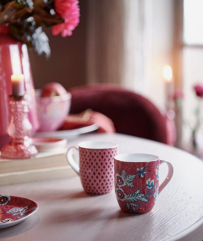 La tassa de cafè amb plat Flower Festival Dark Pink de Pip Studio té una capacitat de 120 ml. i fa joc amb aquesta tassa mug petita.

La tassa medeix 6 cm.de diàmetre.

La seva mida és ideal per servir un cafè espresso o un tallat.

El seu estil és clàssic i modern a la vegada, tot combinant colors atrevits amb detalls en color daurat.

A més, combina perfectament amb altres estampats de Pip Studio, inclús amb altres tasses o teteres de la nostra estimada firma danesa GreenGate.

*NO apta per microones. Millor rentar a mà.

Vols veure altres articles de Pip Studio? Clica aquí.

A INHALA Cafès i Tes trobaràs un munt de complements per regalar com cafès, tes, xocolates i molt més.

Estem a Granollers, al carrer Portalet, 9, molt a prop de la plaça de la Porxada.