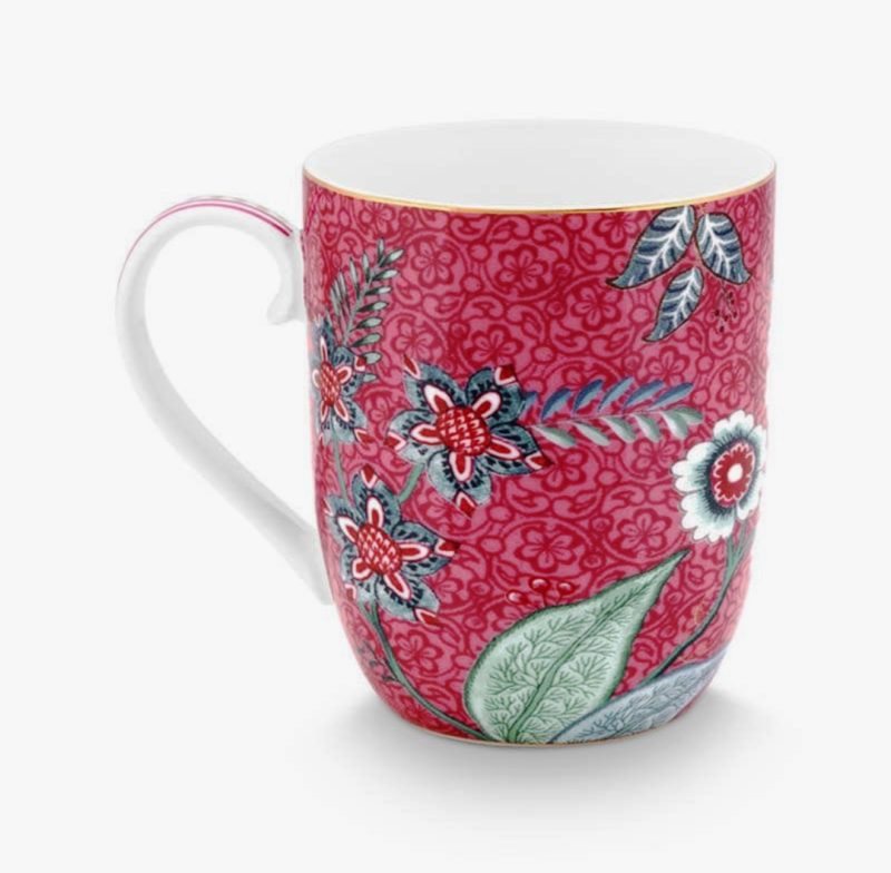 La tassa de cafè amb plat Flower Festival Dark Pink de Pip Studio té una capacitat de 120 ml. i fa joc amb aquesta tassa mug petita. La tassa medeix 6 cm.de diàmetre. La seva mida és ideal per servir un cafè espresso o un tallat. El seu estil és clàssic i modern a la vegada, tot combinant colors atrevits amb detalls en color daurat. A més, combina perfectament amb altres estampats de Pip Studio, inclús amb altres tasses o teteres de la nostra estimada firma danesa GreenGate. *NO apta per microones. Millor rentar a mà. Vols veure altres articles de Pip Studio? Clica aquí. A INHALA Cafès i Tes trobaràs un munt de complements per regalar com cafès, tes, xocolates i molt més. Estem a Granollers, al carrer Portalet, 9, molt a prop de la plaça de la Porxada.