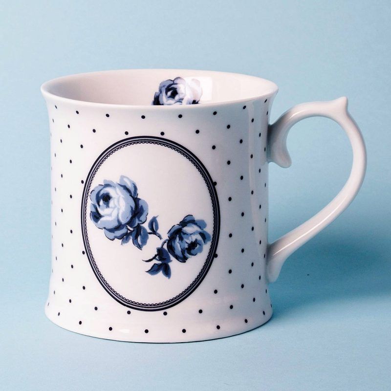 La tassa mug WHITE SPOT Vintage Indigo de Katie Alice és de porcelana i té una capacitat de 400 ml.  El seu disseny és romàntic i elegant.  Apta per anar al microones i rentaplats.  Medeix 9 x 13 x 9,5 cm.  Tenim altres complements amb aquest estampat Vintage Indigo: tasses de cafè amb plat, sucrera i gerra per la llet, safates de forn en forma de cor, gerra gran, la cocotte-mantequera.  Som INHALA, la teva botiga de cafès, tes i complements, ens trobaràs a Portalet, 9 de Granollers, Barcelona.  T' esperem!