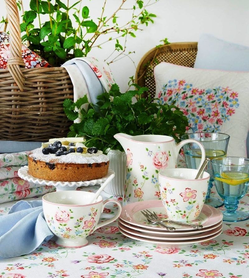 La tassa gran Tea cup Columbine White de GreenGate és una edició limitada, el seu estampat és molt exclusiu i com sempre, tan característic d' aquesta firma danesa.

Et podem oferir altres complements amb aquest estampat Columbine White: plats, bowls, tea towels, tassa latte cup i mini latte cup.

T'imagines aquesta tassa prenent un Earl Grey tea o un cappuccino?

No podrem fer repeticions degut a que és una edició limitada, no et quedis sense!

Medeix 9 cm. x 11 cm. i té una capacitat de 400 ml.

A INHALA Cafès i Tes som punt de venda de GreenGate i és a casa nostra on podràs trobar sempre les últimes novetats en complements per prendre els teus millors cafès, tes, infusions i xocolates.

Ens vens a veure a Granollers o t'ho portem a casa?