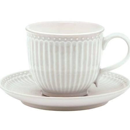 La tassa i plat Alice White de GreenGate pertany a la col.lecció Everyday, una línia bàsica ideal per combinar amb tots els estampats de GreenGate. La tassa té una capacitat de 225 ml. i medeix 8,5 cm. d'alt. En aquest color blanc podrà combinar amb qualsevol estil. També la pots trobar en altres colors, el rosa pastel, el verd pastel, el blau pastel i el vermell. És de ceràmica i apta per anar al rentaplats i al microones. A més a més pots trobar la sucrera, el creamer (gerreta per la llet), mugs, la tassa latte cup, el mini latte cup, bowls, plats petits, mitjans i grans, safates pel forn i culleres. Ja saps que som punt de venda de GreenGate des de fa molts anys, aquesta firma danesa ens agrada moltíssim per servir els cafès, tes, xocolates en l’ esmorzar, el berenar i en qualsevol moment. A INHALA Cafès i Tes pots trobar molts complements de GreenGate: davantals, tasses boniques, estovalles, plats, culleres, bowls, tovallons i més complements per la taula i cuina. Estem a Granollers, Barcelona, a Portalet, 9. Si ets “fan” de GreenGate, vine a veure'ns i et sorprendrem amb “coses precioses” per tu i per regalar, sempre tenim les últimes novetats i si busques algun complement en concret, no dubtis a posar-te en contacte amb nosaltres al 938794805 o a info@inhala.net.