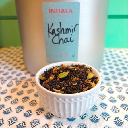 El Kashmir Chai és un te negre amb espècies: canyella, cardamom, clau d' olor, anís i un toc de pell de taronja.

Sents el seu perfum? És ideal per prendre amb llet, vols que t' expliquem com preparar-lo?

El Kashmir Chai va ser el primer Chai que va arribar a INHALA.

Ja has tastat els nostres Chai? En tenim uns quants, tots bons, amb combinacions diferents d'espècies.



Aquest te és ideal per esmorzar i quan fa fred, sense cap dubte, sempre serà molt benvingut.

Vols saber com es prepara un autèntic te Chai?

Si el prepares en aigua, deixa'l infusionar 5 minuts  en aigua a 95ºC.

Si ets un amant dels tes i infusions, vine a fer-nos una visita i et podrem ensenyar altres tes Chai com el Massala Chai, el Te verd Chai, Rooibos Spicy, Pu-erh Chai, inclús un te Matcha Chai.

A INHALA Cafès i Tes t’oferim una exclusiva selecció de tes verds, tes blancs, tes negres, tes Pu-erh, tes Oolong, també tes desteïnats, Rooibos, tisanes (herbal teas) i infusions de fruites (fruit teas).

T’esperem a Portalet, 9 de Granollers, Barcelona amb la millor selecció de cafès, tes, infusions, galetes, xocolates i molts complements per la taula i cuina.