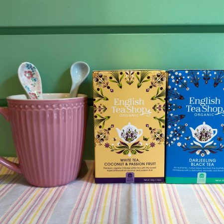 El te negre Darjeeling de English Tea Shop ve presentat en una capsa amb 20 unitats, tancades individualment.

Deixa infusionar una bosseta durant 3 minuts en aigua a 90ºC i si t’agrada més intens, deixa’l uns minuts més.

És ideal per prendre “en calent” o “en fred” amb gel, quan arribi la calor.

A INHALA Cafès i Tes som punt de venda de English Tea Shop, tenim més de 16 varietats  per triar, quina serà la teva?

A més t’oferim una acurada selecció de cafès, tes, infusions, galetes, xocolates i molts complements per la taula i cuina.

¿Has vist quina tassa tan bonica de GreenGate acompanya aquest te blanc?

Si vols veure altres tasses d’aquesta firma danesa, mira aquí.

Pot ser un regal molt original per fer combinar amb una tassa, un tea towel, un paquet de cafè i alguna delícia de xocolata.

Enviem les comandes allà on vulguis.