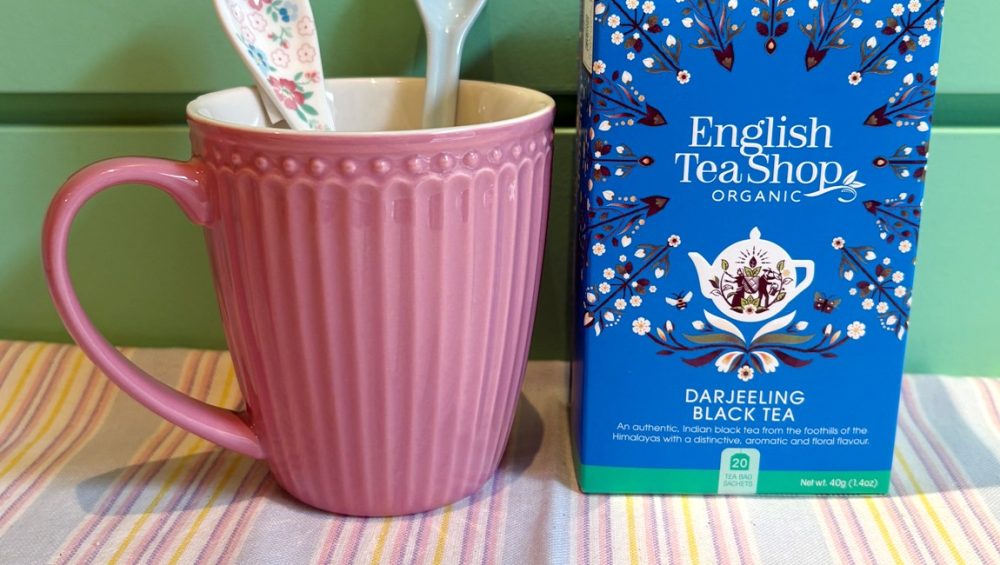 El te negre Darjeeling, India de English Tea Shop és 100% orgànic i ve presentat en una capsa amb 20 unitats tancades individualment. Es tracta d'un te negre suau molt elegant que es conreua als peus de l'Himalaya. Deixa infusionar una bosseta durant 4-5 minuts en aigua a 95ºC i si t’agrada més intens, deixa’l uns minuts més, un núvol de llet també li anirà perfecte. És ideal per prendre “en calent” o “en fred” amb gel, quan arribi la calor. A INHALA Cafès i Tes som punt de venda de English Tea Shop, tenim més de 16 varietats per triar, quina serà la teva? A més, t’oferim una acurada selecció de cafès, tes, infusions, galetes, xocolates i molts complements per la taula i cuina. ¿Has vist quina tassa tan bonica de GreenGate acompanya aquest te negre Darjeeling? Si vols veure altres tasses d’aquesta firma danesa, mira aquí. Pot ser un regal molt original per fer combinar amb una tassa, un tea towel, un paquet de cafè i alguna delícia de xocolata. Enviem les comandes allà on vulguis.