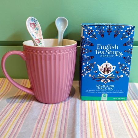 El te negre Darjeeling, India de English Tea Shop és 100% orgànic i ve presentat en una capsa amb 20 unitats tancades individualment.

Es tracta d'un te negre suau molt elegant que es conreua als peus de l'Himalaya.

Deixa infusionar una bosseta durant 4-5 minuts en aigua a 95ºC i si t’agrada més intens, deixa’l uns minuts més, un núvol de llet també li anirà perfecte.

És ideal per prendre “en calent” o “en fred” amb gel, quan arribi la calor.

A INHALA Cafès i Tes som punt de venda de English Tea Shop, tenim més de 16 varietats per triar, quina serà la teva?

A més, t’oferim una acurada selecció de cafès, tes, infusions, galetes, xocolates i molts complements per la taula i cuina.

¿Has vist quina tassa tan bonica de GreenGate acompanya aquest te negre Darjeeling?

Si vols veure altres tasses d’aquesta firma danesa, mira aquí.

Pot ser un regal molt original per fer combinar amb una tassa, un tea towel, un paquet de cafè i alguna delícia de xocolata.

Enviem les comandes allà on vulguis.



