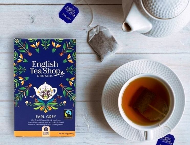 El te negre Earl Grey Tea de English TeaShop en capsa de 20 bossetes. El te Earl Grey sempre serà un clàssic, elegant, complet, ideal per prendre a qualsevol hora, amb llet, sense, amb pell de mandarina, o qualsevol cítric, tot potenciant la seva ànima: la BERGAMOTA la reina dels cítrics que no ens deixa indiferents, tot el contrari, el seu oli essencial ens ajuda a pujar l' ànim. Coneixes el nostre te Earl Grey Blue Flower? Aquest te és Bio 100%, porta el segell d' agricultura ecològica.