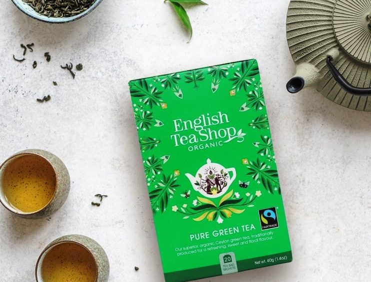 El te verd "Pure Green Tea" d' English TeaShop es presenta en una capsa amb 20 bossetes tancades individualment. Prové de Sri Lanka. És refrescant, amb tocs herbals i un punt cítric. El te verd és digestiu, ric en antioxidants, vitamines i molt baix en cafeïna (teïna). Infusiona'l uns 2-3 minuts a 90ºC. Tasta'l sempre sense sucre, si de cas, una mica de mel ;) A INHALA Cafès i Tes som punt de venda de la firma anglesa English TeaShop, a més, t' oferim una àmplia selecció de cafès, tes i infusions, "a granel" o en bossetes. Estem a Portalet, 9 de Granollers, Barcelona. T'esperem!