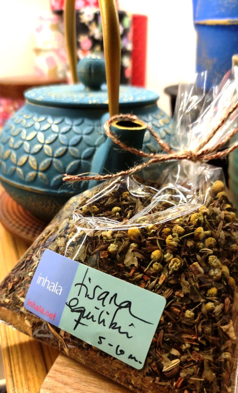 La tisana EQUILIBRI és una infusió molt digestiva i relaxant.

Els seus ingredients són Rooibos, camamilla, fonoll, melissa, anís i aroma de mel.

La servim en paquets de 100 grams.

A més, tenim camamilla a granel que li podem afegir al teu gust.




NO conté cafeïna (teïna) i és ideal per prendre després d’ un àpat o després de sopar.

Som INHALA Cafès i Tes i t’ oferim una acurada selecció de tes, infusions, tisanes i Rooibos, les vols conèixer?

 Clica aquí i gaudeix-les!

Som INHALA i ens trobaràs a Granollers, al carrer Portalet, 9.

La nostra botiga Online sempre està oberta 