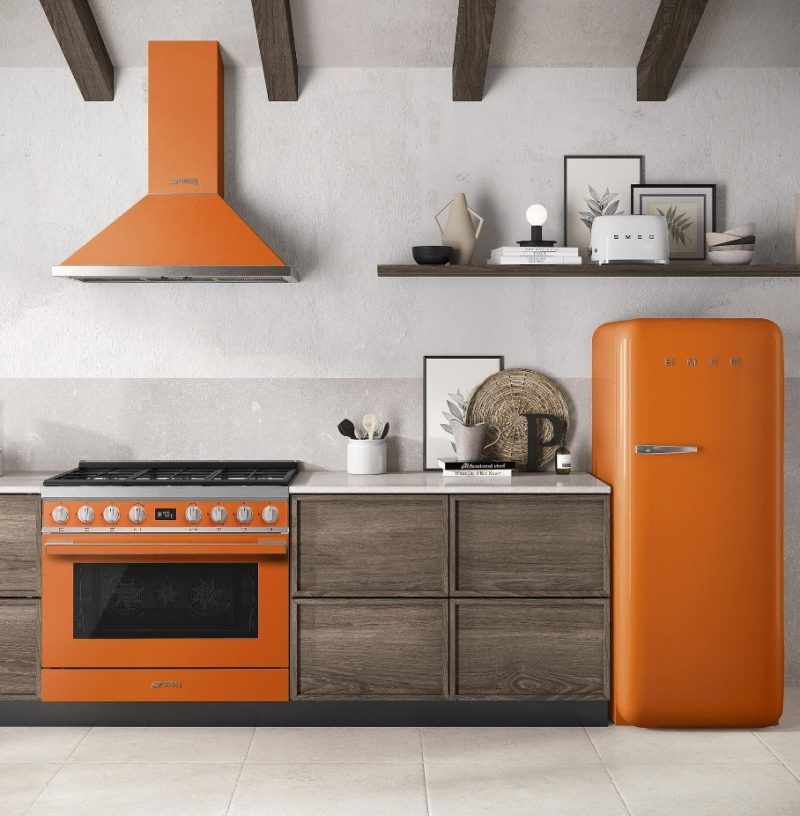 La torradora de pa per 4 llesques de SMEG en color verd mint és d' un estil "retro" i modern a la vegada. És una peça fantàstica per regalar i sorprendre a aquells amants de l' estil "anys 50". Disponible també en color negre, vermell, blanc, crema, rosa i blau cel (si no la tenim en stock en el moment de fer la comanda, tarda 7 dies aproximadament en arribar). Mides:  21,5 x 39,4 x 20,8 cm. Disposa de 6 nivells de potència. Voltatge: 220-240 V Freqüencia:  50/60 Hz Potència: 1500 W Els esmorzars ara poden tenir un glamour més vintage. Un cafè, un te i aquesta torradora SMEG serà el millor plaer del matí quan la rutina es torna inspiració.