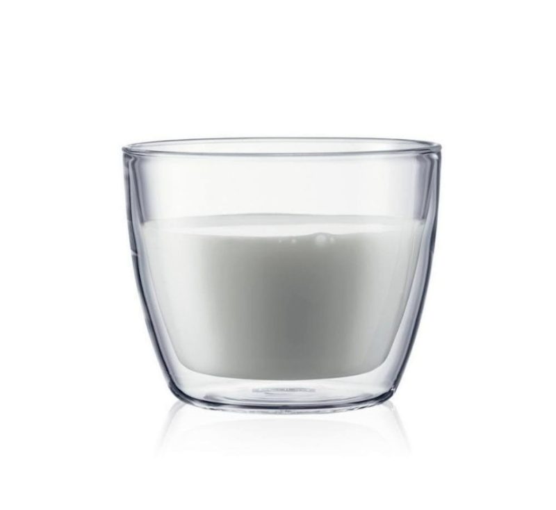 El got tèrmic de vidre borosilicat de Bodum té una capacitat de 450 ml. i és ideal per preparar te Matcha. Té una doble paret que fa un efecte tèrmic que manté la beguda freda o calenta més estona. Apta per anar al rentaplats. És ideal per prendre cafès, tes i infusions, inclús un gelat o una crema de verdures o gazpacho a l’ estiu. A INHALA Cafès i Tes som punt de venda de la firma escandinava BODUM i t’ oferim assessorament en cafès i tes. A INHALA som experts en cafès, tes i tots aquells complements i accessoris que hi tenen relació directa. Estem a Granollers i t'esperem amb moltes ganes per a que puguis gaudir de la nostra selecció de productes.