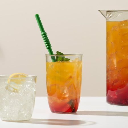 El got de vidre borosilicat KVADRANT de Bodum no pot faltar a la teva cuina doncs és ideal per servir un cafè amb gel a l' estiu o un iced tea, un frappé, sucs de fruites, batuts o aigua és clar... Té una capacitat de 50 cl. És apilable, molt lleuger i el tenim en 3 mides diferents: 20 cl., 35 cl. i 50 cl. Pot anar al microones, nevera i rentaplats. Recorda que a INHALA som punt de venda de Bodum des de fa molts anys, és una marca que ens encanta, tots els seus complements per prendre els teus cafès, tes i infusions són preciosos. Detalls per la taula i cuina. Ens trobaràs a Portalet, 9, a Granollers, Barcelona.