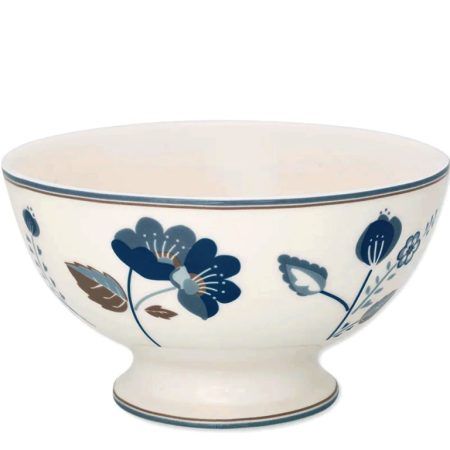 El bowl grande "Veggie bowl" MOZY  White de GreenGate es de porcelana y tiene una capacidad de 1,2 litros. Mide 11 cm. de alto x 19 cm. de diámetro. Su estampado con tonos azules es precioso, elegante, con flores grandes que combinan muy bien con otros estampados de GreenGate. Ideal para presentar ensaladas, como frutero, para decorar. En INHALA Cafés y Tés somos punto de venta de GreenGate, podrás encontrar muchos complementos para tu casa, cocina y para tus momentos de desayuno, sobremesa, merienda y noches tranquilas con una infusión en las manos. Estamos en Portalet, 9 de Granollers, Barcelona. Bowl amanidera "Veggie bowl" MOZY White de GreenGate. Tenim moltes complements que fan joc amb aquest estampat floral Mozy White: tasses, plats, bowls, tovallons, estovalles, gerres, tot és preciós. A INHALA Cafès i Tes pots trobar molts complements de GreenGate: davantals, tasses boniques, estovalles, plats, culleres, bowls, tovallons i més complements per la taula i cuina. Estem a Granollers, Barcelona, a Portalet, 9. Si ets “fan” de GreenGate, vine a veure'ns i et sorprendrem amb “coses precioses” per tu i per regalar, sempre tenim les últimes novetats i si busques algun complement en concret, no dubtis a posar-te en contacte amb nosaltres al 938794805 o a info@inhala.net.