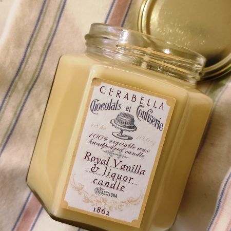 L’ espelma  “Royal Vanilla & Liquor" de Cerabella fa una olor molt autèntica que enamora als amants de la vainilla, a més es presenta en un bonic pot hexagonal que recorda a un pot de confitura.

Més de 40 hores de combustió.

Aquesta espelma forma part d’ una col.lecció d’ espelmes inspirades en postres francesos, les pots veure aquí.

Està elaborada amb cera vegetal 100% per Cerabella, mestres cerers des de 1862.

Vine a veure’ns, som INHALA Cafès i Tes, on també hi podràs trobar mikados, ambientadors en spray, encens del Japó i de l’ Índia i olis essencials.

Estem a Portalet, 9, Granollers, Barcelona. T’esperem!

A INHALA t’ oferim una acurada selecció dels millors cafès, tes, xocolates i galetes.