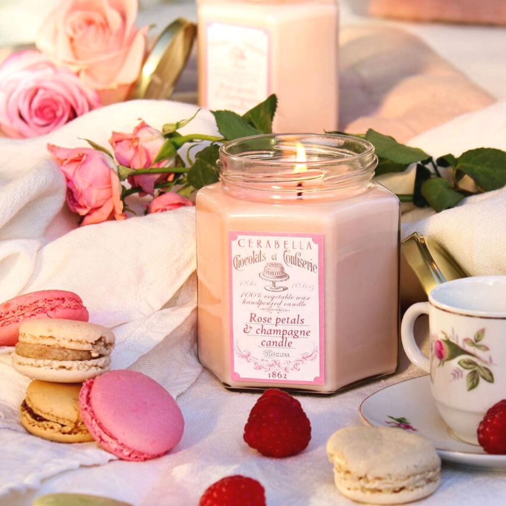 La vela hexagonal “Rosa & Champagne" de Cerabella tiene un perfume auténtico que enamora a los amantes de la rosa