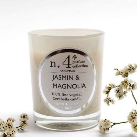 L’espelma perfumada  amb “Jasmin & Magnolia” de Cerabella porta el nº4 i té un perfum floral molt agradable de flor blanca del gessamí i la magnòlia i ve presentada en un got de vidre de color blanc molt elegant.

Elaborada amb cera 100% vegetal.

Té una combustió d’unes 45 hores aproximadament.

També tenim el spray ambientador i la recàrrega de Mikado.

Com és habitual en aquesta col.lecció d’espelmes de Cerabella, a cada perfum li correspon un número i un color identificatiu en el got de vidre, en aquest cas és d’un colorblanc preciós que et transportarà a un moment tranquil i relaxat.

Les espelmes de Cerabella són un regal perfecte, podràs trobar més inspiració clicant aquí.

A INHALA Cafès i Tes som punt de venda d’espelmes, ambientadors en Spray i Mikados de l’exclusiva i tradicional firma Cerabella, sempre tenim a punt les seves novetats per a poder-te sorprendre per a que els teus moments de tes i cafès siguin molt especials.

Estem a Portalet, 9 de Granollers, Barcelona.