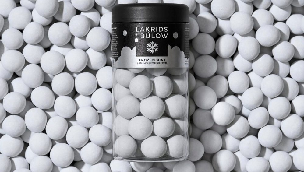 Els bombons "Frozen Mint" de Lakrids porten xocolata, pegadolça i un toc de menta. Es presenten en un pot de 295 grams, però també els podem servir a granel en bossetes de 100 grams. Aquesta recepta és una edició limitada per Nadal. NO conté gluten. LAKRIDS és una firma danesa que elabora de manera artesanal aquests bombons amb un cor de pegadolça feta amb regalèssia natural. És una “explosió en boca“ que deixa una increïble sensació, mira la nostra selecció! A INHALA Cafès i Tes trobaràs una selecció de cafès, tes i xocolates que et robaran el cor.