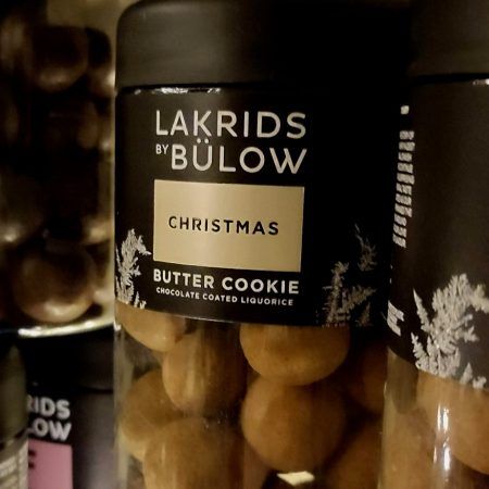 Els bombons “Christmas" de Lakrids porten xocolata, pegadolça i un crispy (cruixent) de canyella.  Es presenten en un pot de 295 grams, però també els podem servir a granel en bossetes de 100 grams.  Aquesta recepta és una edició limitada.  NO conté gluten.  LAKRIDS és una firma danesa que elabora de manera artesanal aquests bombons amb un cor de pegadolça feta amb regalèssia natural.  És una “explosió en boca“ que deixa una increïble sensació.  A INHALA Cafès i Tes trobaràs una selecció de cafès, tes i xocolates que et robaran el cor.