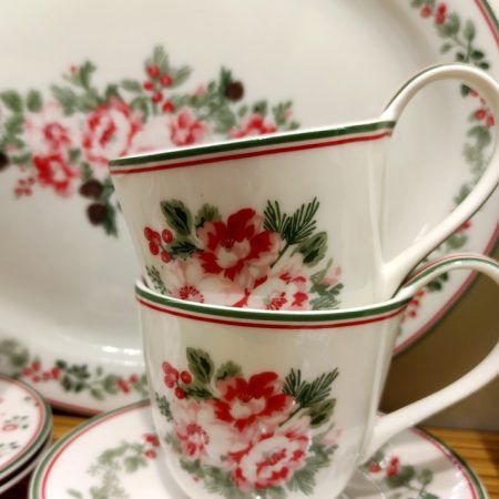 La tassa i plat de porcelana CHARLINE White de GreenGate té un estampat romàntic i elegant. Combina perfectament amb altres estampats de GreenGate, els teus tea time i coffee time seran molt especials amb aquesta tassa. També tenim altres complemenst per a fer un bonic conjunt. A INHALA som punt de venda de GreenGate des de fa molts anys, tasses precioses i complements pels teus moments de cafès i tes. Estem a Portalet, 9 de Granollers, Barcelona. La nostra botiga Online és oberta 24/7 per a tu.