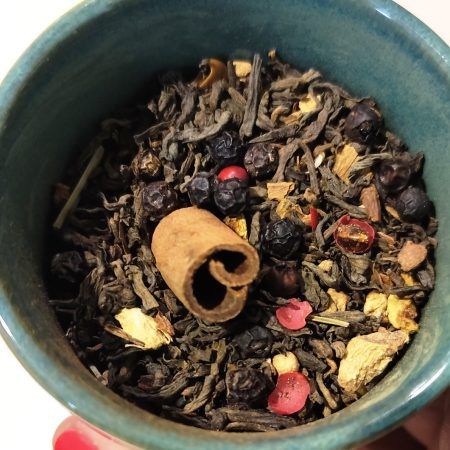 El Pu-Erh Tea SPICY lleva los siguientes ingredientes: canela, jengibre, pimienta negra, pimienta rosa, cardamomo y piel de naranja que le da un toque fresco a cítricos. Este té es ideal para preparar cuando hace frío, con una "nube" de leche, te va recordar a un té Chai. Y cuando llegue el calor, también queda delicioso preparado "en frío". Prepárate una jarra o botella de 1 litro e hidrátate durante todo el día. Te explicamos cómo preparar la “maceración en frío” :  Añade 4 cucharadas de postre rasas de tu té preferido a 1 litro de agua (importante! el agua a temperatura ambiente).  Deja reposar en la nevera un mínimo de 6 horas.  Filtra.  Ya lo tienes a punto para disfrutar. Puedes añadir piel de cítricos, trozos de fruta, hierbas aromáticas (menta, romero, marialuisa, lavanda) ¡deja ir tu imaginación! El Pu-erh tiene propiedades depurativas, contiene muchas vitaminas y es muy antioxidante. En INHALA hemos seleccionado los siguientes Pu-erh: . Pu-Erh Fresh . Pu-Erh Sorbete de Lima . Pu-Erh Cranberry . Pu-Erh a la Vainilla Bourbon . Pu-Erh Chai . Pu-Erh Imperial natural Nos encantará enseñártelos todos y compartir un ratito contigo.  ¿Te apetece saber un poco más sobre nuestra selección de tés e infusiones?