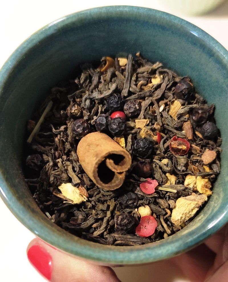 El Pu-Erh Tea SPICY lleva los siguientes ingredientes: canela, jengibre, pimienta negra, pimienta rosa, cardamomo y piel de naranja que le da un toque fresco a cítricos. Este té es ideal para preparar cuando hace frío, con una "nube" de leche, te va recordar a un té Chai. Y cuando llegue el calor, también queda delicioso preparado "en frío". Prepárate una jarra o botella de 1 litro e hidrátate durante todo el día. Te explicamos cómo preparar la “maceración en frío” :  Añade 4 cucharadas de postre rasas de tu té preferido a 1 litro de agua (importante! el agua a temperatura ambiente).  Deja reposar en la nevera un mínimo de 6 horas.  Filtra.  Ya lo tienes a punto para disfrutar. Puedes añadir piel de cítricos, trozos de fruta, hierbas aromáticas (menta, romero, marialuisa, lavanda) ¡deja ir tu imaginación! El Pu-erh tiene propiedades depurativas, contiene muchas vitaminas y es muy antioxidante. En INHALA hemos seleccionado los siguientes Pu-erh: . Pu-Erh Fresh . Pu-Erh Sorbete de Lima . Pu-Erh Cranberry . Pu-Erh a la Vainilla Bourbon . Pu-Erh Chai . Pu-Erh Imperial natural Nos encantará enseñártelos todos y compartir un ratito contigo.  ¿Te apetece saber un poco más sobre nuestra selección de tés e infusiones?