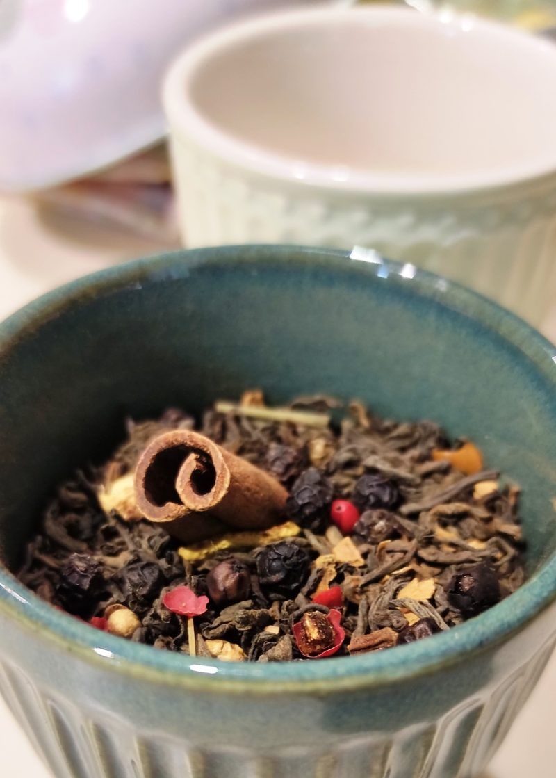 El Pu-Erh Tea SPICY lleva los siguientes ingredientes: canela, jengibre, pimienta negra, pimienta rosa, cardamomo y piel de naranja que le da un toque fresco a cítricos. Este té es ideal para preparar cuando hace frío, con una "nube" de leche, te va recordar a un té Chai. Y cuando llegue el calor, también queda delicioso preparado "en frío". Prepárate una jarra o botella de 1 litro e hidrátate durante todo el día. Te explicamos cómo preparar la “maceración en frío” :  Añade 4 cucharadas de postre rasas de tu té preferido a 1 litro de agua (importante! el agua a temperatura ambiente).  Deja reposar en la nevera un mínimo de 6 horas.  Filtra.  Ya lo tienes a punto para disfrutar. Puedes añadir piel de cítricos, trozos de fruta, hierbas aromáticas (menta, romero, marialuisa, lavanda) ¡deja ir tu imaginación! El Pu-erh tiene propiedades depurativas, contiene muchas vitaminas y es muy antioxidante. En INHALA hemos seleccionado los siguientes Pu-erh: . Pu-Erh Fresh . Pu-Erh Sorbete de Lima . Pu-Erh Cranberry . Pu-Erh a la Vainilla Bourbon . Pu-Erh Chai . Pu-Erh Imperial natural Nos encantará enseñártelos todos y compartir un ratito contigo.  ¿Te apetece saber un poco más sobre nuestra selección de tés e infusiones?