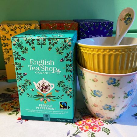 La infusió “Perfect Peppermint” d’ English Tea Shop està elaborada amb menta orgànica (70%) i hierbabuena orgànica (30%) de primera qualitat.

Dona una infusió molt refrescant.

La capsa conté 20 bossetes presentades individualment amb un disseny molt acurat i alegre.

No conté cafeïna.

És ideal per a prendre "en calent" o "en fred" i amb gel amb un tall de llimona quan arriba l' estiu calurós.

A INHALA Cafès i Tes som punt de venda d’English Tea Shop, tenim més de 15 varietats a triar, quina serà la teva?

T’esperem a Portalet, 9 de Granollers, Barcelona amb la millor selecció de cafès, tes, infusions, galetes, xocolates i molts complements per la taula i cuina.

Potser un regal molt original per fer combinar amb una tassa, un tea towel, un paquet de cafè i alguna delícia de xocolata.

Has vist les tasses que apareixen a la galeria? Són de GreenGate.