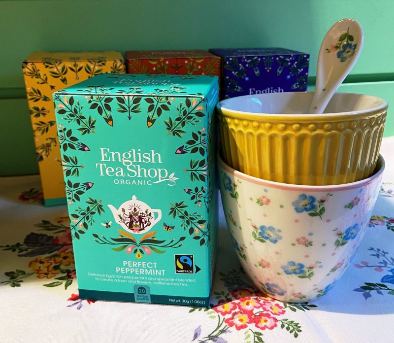 La infusió “Perfect Peppermint” d’ English Tea Shop està elaborada amb menta orgànica (70%) i hierbabuena orgànica (30%) de primera qualitat.

Dona una infusió molt refrescant.

La capsa conté 20 bossetes presentades individualment amb un disseny molt acurat i alegre.

No conté cafeïna.

És ideal per a prendre "en calent" o "en fred" i amb gel amb un tall de llimona quan arriba l' estiu calurós.

A INHALA Cafès i Tes som punt de venda d’English Tea Shop, tenim més de 15 varietats a triar, quina serà la teva?

T’esperem a Portalet, 9 de Granollers, Barcelona amb la millor selecció de cafès, tes, infusions, galetes, xocolates i molts complements per la taula i cuina.

Potser un regal molt original per fer combinar amb una tassa, un tea towel, un paquet de cafè i alguna delícia de xocolata.

Has vist les tasses que apareixen a la galeria? Són de GreenGate.