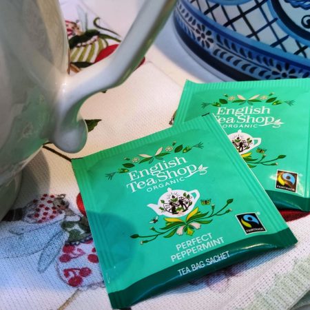 La infusió “Perfect Peppermint” d’ English Tea Shop està elaborada amb menta orgànica (70%) i hierbabuena orgànica (30%) de primera qualitat.

Dona una infusió molt refrescant.

La capsa conté 20 bossetes presentades individualment amb un disseny molt acurat i alegre.

No conté cafeïna.

És ideal per a prendre "en calent" o "en fred" i amb gel amb un tall de llimona quan arriba l' estiu calurós.

A INHALA Cafès i Tes som punt de venda d’English Tea Shop, tenim més de 15 varietats a triar, quina serà la teva?

T’esperem a Portalet, 9 de Granollers, Barcelona amb la millor selecció de cafès, tes, infusions, galetes, xocolates i molts complements per la taula i cuina.

Potser un regal molt original per fer combinar amb una tassa, un tea towel, un paquet de cafè i alguna delícia de xocolata.

Has vist les tasses que apareixen a la galeria? Són de GreenGate.