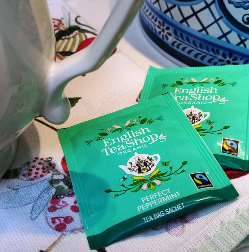 La infusió “Perfect Peppermint” d’ English Tea Shop està elaborada amb menta orgànica (70%) i hierbabuena orgànica (30%) de primera qualitat.

Dona una infusió molt refrescant.

La capsa conté 20 bossetes presentades individualment amb un disseny molt acurat i alegre.

No conté cafeïna.

És ideal per a prendre "en calent" o "en fred" i amb gel amb un tall de llimona quan arriba l' estiu calurós.

A INHALA Cafès i Tes som punt de venda d’English Tea Shop, tenim més de 15 varietats a triar, quina serà la teva?

T’esperem a Portalet, 9 de Granollers, Barcelona amb la millor selecció de cafès, tes, infusions, galetes, xocolates i molts complements per la taula i cuina.

Potser un regal molt original per fer combinar amb una tassa, un tea towel, un paquet de cafè i alguna delícia de xocolata.

Has vist les tasses que apareixen a la galeria? Són de GreenGate.