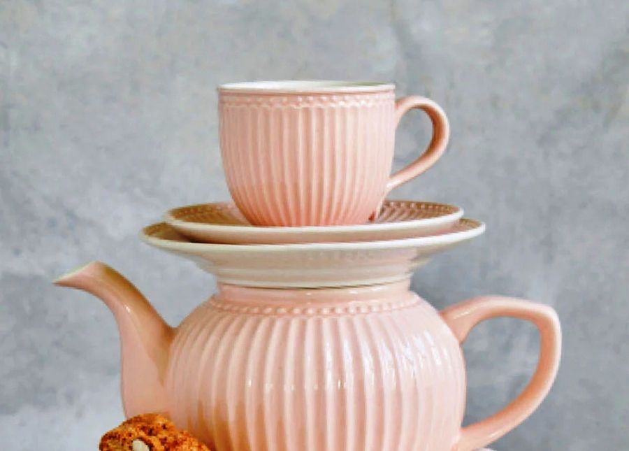 La tassa i plat ALICE Pale Pink de GreenGate pertany a la col.lecció ALICE, una línia bàsica ideal per combinar amb tots els estampats de GreenGate. És de ceràmica i apta per anar al rentaplats i al microones. A més a més pots trobar la sucrera, el creamer (gerreta per la llet), mugs, la tassa latte cup, el mini latte cup, bowls, plats petits, mitjans i grans, safates pel forn i culleres. Ja saps que som punt de venda de GreenGate des de fa molts anys, aquesta firma danesa ens agrada moltíssim per servir els cafès, tes, xocolates en l’ esmorzar, el berenar i en qualsevol moment. Som INHALA Cafès i Tes i estem a Portalet, 9, Granollers, Barcelona.