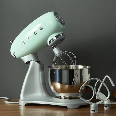Robot de cuina amassadora Smeg a Inhala Cafés y Tés, Granollers, Barcelona. Robot de cocina Smeg en color verde agua.