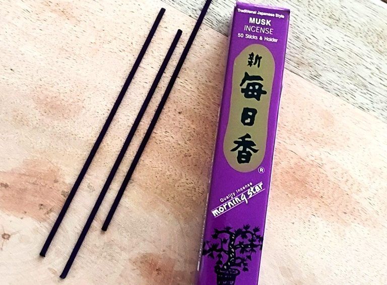 L' encens japonès de MUSK Morning Star ve presentat en capsa amb 50 barretes i un petit soport quadrat de porcelana. Combustió de 25 minuts aproximadament. És un encens totalment elaborat a Japó amb  aromes delicades per la teva casa, oficina, consulta. També et recomanem que provis el de VAINILLA amb un perfum super agradable que no et deixarà indiferent. A INHALA pots trobar l’ exclusiu encens japonès Nippon-Kodo i també l’Encens d’Auroville fet artesanalment al Sud de l’ Índia elaborat amb olis essencials 100% naturals, també tenim el de vainilla. Aromes que envaïran els teus sentits! Som INHALA Cafès i Tes,  estem al carrer Portalet, 9 de Granollers.