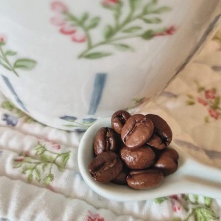 El cafè aromatitzat a l' avellana és ideal pels amants de les receptes amb cafè dolces, batuts, frappés, cappuccinos, lattes, talladets. Torrat natural, el venem en gra i en paquets de 250 grams, però el podem moldre per a la cafetera que ens indiquis. Ja veuràs quin aroma! També et podem oferir cafè aromatitzat a la Xocolata i cafè aromatitzat a la Vainilla. A INHALA pots trobar una selecció de cafès d’ arreu del món, estem a Granollers, al carrer Portalet, ben aprop de la Porxada. aromatitzat a la vainilla, xocolata, avellana a Inhala Cafès i Tes, Granollers, Barcelona.