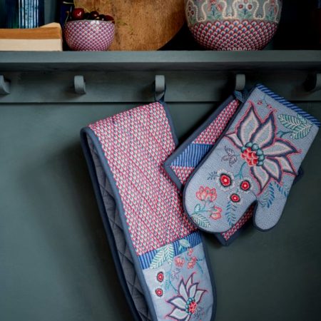 La manopla doble pel forn "Flower Festival Blue" de Pip Studio és una idea fantàstica per regalar i el seu estampat floral és molt elegant. És una edició limitada. Cotó 100 %. També pots trobar el tea towel i l'agafador que li fa joc. Si ets amant de Pip Studio, et podem ensenyar més coses, mira aquí. A INHALA Cafès i Tes som punt de venda de Pip Studio, estem a Portalet, 9, Granollers, Barcelona.