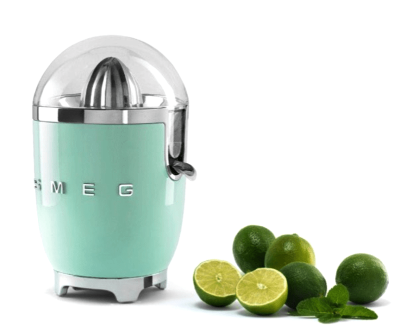 L' expremedor de cítricos de SMEG de la col.lecció 50's Style en color verd té un disseny molt original per la teva cuina. Podràs preparar un deliciós suc de fruites combinant diferents cítrics: aranja, mandarina, taronja, llimones i llima verda, en un moment, gràcies al seu bon rendiment i potència (motor de 70W). Sensor on-off integrat. Colector de suc i una llengua antigoteig que evita que es perdi líquid i ajuda a mantenir la cuina neta. Disponible amb altres colors: negre, crema, blau pastel, blanc, vermell i rosa pastel. A INHALA Cafés y Tés som punt de venda de petit electrodomèstic de SMEG. Ens trobaràs a Portalet, 9, Granollers, Barcelona.