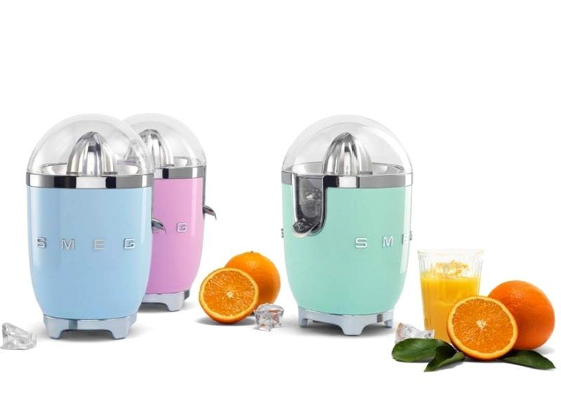 L' expremedor de cítricos de SMEG de la col.lecció 50's Style en color verd té un disseny molt original per la teva cuina.

Podràs preparar un deliciós suc de fruites combinant diferents cítrics: aranja, mandarina, taronja, llimones i llima verda, en un moment, gràcies al seu bon rendiment i potència (motor de 70W).

Sensor on-off integrat.

Colector de suc i una llengua antigoteig que evita que es perdi líquid i ajuda a mantenir la cuina neta.

Disponible amb altres colors: negre, crema, blau pastel, blanc, vermell i rosa pastel.

A INHALA Cafés y Tés som punt de venda de petit electrodomèstic de SMEG.

Ens trobaràs a Portalet, 9, Granollers, Barcelona.