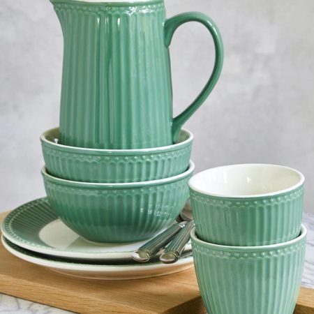 La gerra ALICE DUSTY GREEN de GreenGate és de ceràmica en acabat de porcelana i forma part de la bonica col.lecció ALICE Everyday

Disponible també en color blanc, rosa pastel, blau pastel i vermell.

Aquesta gerra és ideal per servir aigua, sucs de fruita inclús xocolata calenta en berenars especials.

També per posar un ram de flors naturals o senzillament decorant un bonic racó de casa teva.

Apta per anar al microones i rentavaixelles.

Té 1 litre de capacitat i medeix 17 cm. d’ alçada.

Ens agrada moltíssim i desitgem que a tu també t’ agradi molt, ideal per combinar amb altres estampats d’ aquesta firma danesa que tant ens agrada.

També tenim la tassa mug, el latte cup, bowls petits, bowls per esmorzar, culleres, plats en 2 mides i molts més complements que combinen molt bonic.

Vine a descobrir GreenGate a la nostra botiga, estem a Portalet, 9 de Granollers, Barcelona.

T’ho enviem a casa

A INHALA t’ oferim una acurada selecció dels millors cafès, tes, xocolates i galetes.