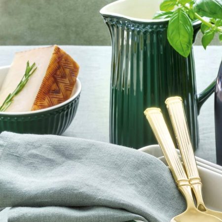 La gerra Alice en color verd Pinewood de GreenGate és de ceràmica i forma part de la bonica col.lecció Alice Everyday

Disponible també en color blanc, rosa pastel, blau pastel (pale blue) i vermell.

Aquesta gerra és ideal per servir aigua, sucs de fruita inclús xocolata calenta en berenars especials.

També per posar un ram de flors naturals o senzillament decorant un bonic racó de casa teva.

Apta per anar al microones i rentavaixelles.

Té 1 litre decapacitat i medeix 17 cm. d’alçada.

Ens agrada moltíssim i desitgem que a tu també t’agradi molt, ideal per combinar amb altres estampats d’aquesta firma danesa que tant ens agrada.

També tenim la tassa mug, el latte cup, bowls petits, bowls per esmorzar, culleres, plats en 2 mides i molts més complements que combinen molt bonic.

Vine a descobrir GreenGate a la nostra botiga INHALA som punt de venda de GreenGate des de fa molts anys, tasses precioses i complements pels teus moments de cafès, tes, Rooibos i infusions.

Estem a Portalet, 9 de Granollers, Barcelona.

La nostra botiga Online és oberta 24/7 per tu.

T’ho enviem a casa?