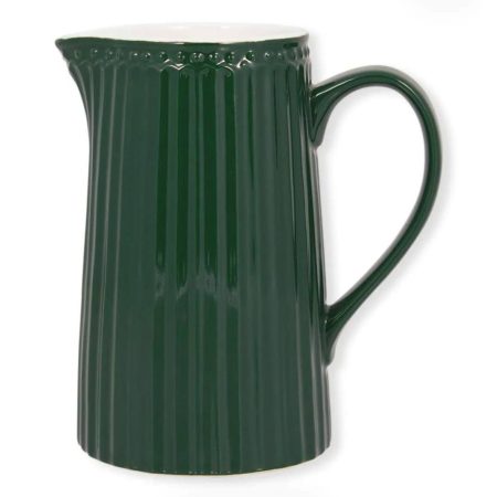 La gerra Alice en color verd Pinewood de GreenGate és de ceràmica i forma part de la bonica col.lecció Alice Everyday

Disponible també en color blanc, rosa pastel, blau pastel (pale blue) i vermell.

Aquesta gerra és ideal per servir aigua, sucs de fruita inclús xocolata calenta en berenars especials.

També per posar un ram de flors naturals o senzillament decorant un bonic racó de casa teva.

Apta per anar al microones i rentavaixelles.

Té 1 litre decapacitat i medeix 17 cm. d’alçada.

Ens agrada moltíssim i desitgem que a tu també t’agradi molt, ideal per combinar amb altres estampats d’aquesta firma danesa que tant ens agrada.

També tenim la tassa mug, el latte cup, bowls petits, bowls per esmorzar, culleres, plats en 2 mides i molts més complements que combinen molt bonic.

Vine a descobrir GreenGate a la nostra botiga INHALA som punt de venda de GreenGate des de fa molts anys, tasses precioses i complements pels teus moments de cafès, tes, Rooibos i infusions.

Estem a Portalet, 9 de Granollers, Barcelona.

La nostra botiga Online és oberta 24/7 per tu.

T’ho enviem a casa?