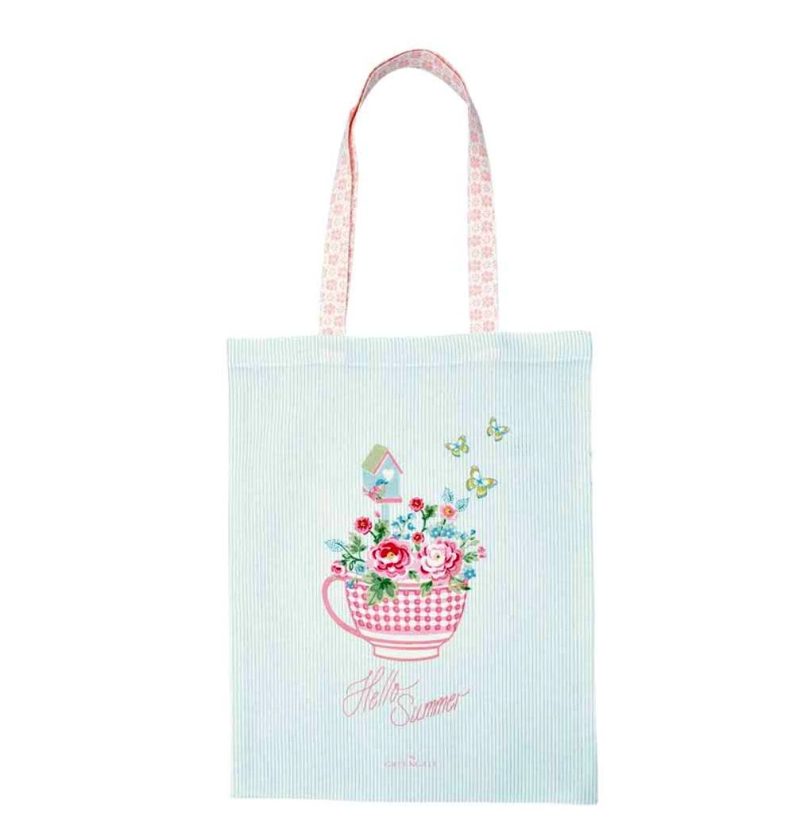 La bossa de cotó "tote bag" Alma White de GreenGate i el seu missatge "Hello Summer" és ideal pe aquest estiu.

Medeix 35 cm. x 45 cm.

També tenim gots de vidre amb aquest estampat de tasses.

A INHALA Cafès i Tes som punt de venda de GreenGate.

Estem a Portalet, 9, Granollers, Barcelona.