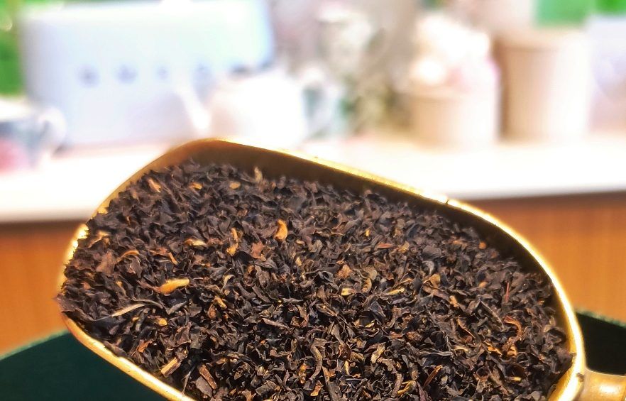 El nostre Strong BRAKFAST TEA prové de l' Índia i és BIO 100%. El servim en paquets de 100 grams amb els que et podràs preparar 30 tasses de te. Aquest té és ideal per esmorzar, per prendre sol o amb llet. INHALA Cafés y Tés, Granollers, Barcelona.