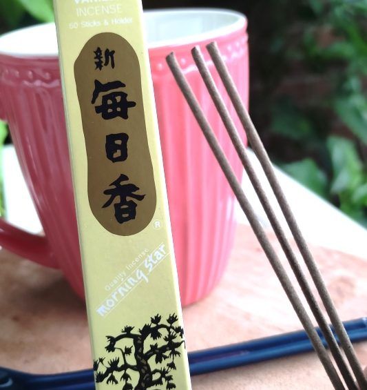 L’ encens japonès de VAINILLA Morning Star ve presentat en capsa amb 50 barretes i un petit soport quadrat de porcelana. Combustió de 25 minuts aproximadament. És un encens totalment elaborat a Japó amb aromes delicades per la teva casa, oficina, consulta. A INHALA pots trobar l’ exclusiu encens japonès Nippon-Kodo i també l’Encens d’Auroville fet artesanalment al Sud de l’ Índia elaborat amb olis essencials 100% naturals. Aromes que envaïran els teus sentits! Som INHALA Cafès i Tes, estem al carrer Portalet, 9 de Granollers.