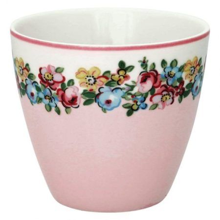 La tassa Latte cup MADISON White de GreenGate és ideal per prendre el teu te o cafè preferit, les seves floretes de colors combinades amb el rosa combinen molt bé. Pots veure aquí. altres complements amb l' estampat Madison White, tots ells preciosos: la gerra cremera, la tassa gran Tea Cup i el filtre infusor. Els Latte cups de GreenGate són apilables i molt versàtils, perfectes per servir un gelat, unes postres, un “gazpacho” a l’ estiu, etc. Apta per anar al microones i rentavaixelles. Té una capacitat de 300 ml. A més, pots trobar estovalles, tea towels i altres latte cups i tasses. A INHALA Cafès i Tes som punt de venda de GreenGate des de fa molts anys. Estem a Portalet, 9 de Granollers, Barcelona. La tassa Tea cup Madison White de GreenGate és una edició limitada en la col.lecció de Tardor-Hivern. Amb aquest estampat també et podem oferir el plat de porcelana, tea towels, tovallons, estovalles i més complements. Vols veure altres tasses "tea cups" de GreenGate? Clica aquí! A INHALA Cafès i Tes som punt de venda de GreenGate des de fa molts anys es tracta d' una firma danesa amb complements ideals per la teva taula i cuina.