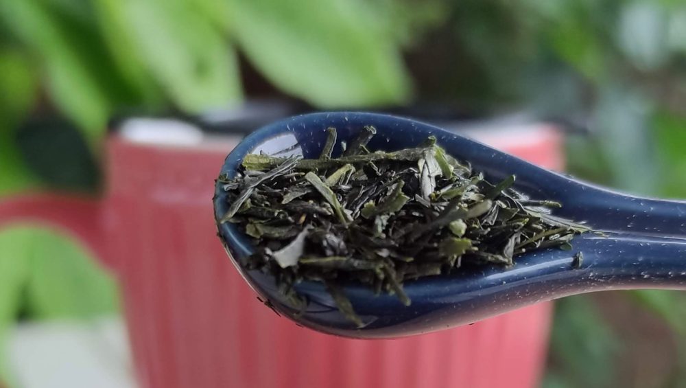 El te verd japonès KOI GYOKURO ve presentat tancat al buit per conservar al màxim la seva frescor, l’ acompanya una llauna metàl.lica per poder-lo posar un cop oberta la bossa de 50 grams amb la que podràs preparar unes 25 tasses de te. El te verd Gyokuro és de fulla plana, és un te exquisit, únic i subtil. Dona una tassa brillant, sabor suau, avellutat, tirant a dolç, cremós, cert gust a nous. Com tots els tes de fulla sencera, millor conservar-lo en un lloc fresc, en un pot el més hermètic possible i lluny de la llum natural. Saps que aquest te Gyokuro marida perfectament amb formatges cremosos tipus Camembert? Apte per vegetarians i vegans. A INHALA Cafès i Tes t’ oferim una selecta carta de tes i infusions, estem per aconsellar-te i ajudar-te a triar. Ens pots trobar a Portalet, 9 de Granollers, Barcelon