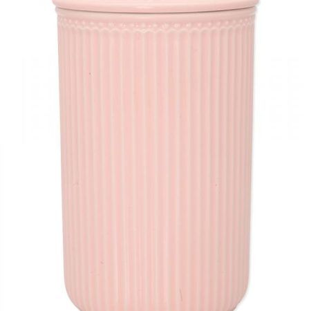 El pot de conservació "Storage Jar" Alice Pale Pink de GreenGate és hermètic i perfecte per guardar el cafè en gra o mòlt, també per conservar tes, infusions o qualsevol aliment. És el tamany gran de 3 mides, disponibles en diferents colors: gris, rosa pastel i beige (crema). És de ceràmica i forma part de la col.lecció Everyday i combina amb tota la gama de colors. Medeix 21 cm. x 13,5 cm. També tenim tasses mug, latte cups, gerres grans i petites, plats de diferents mides, sucreres, culleres amb aquest color rosa pastel. A INHALA Cafès i Tes som punt de venda de GreenGate, firma danesa molt exclusiva. Estem a Portalet, 9 de Granollers, Barcelona.