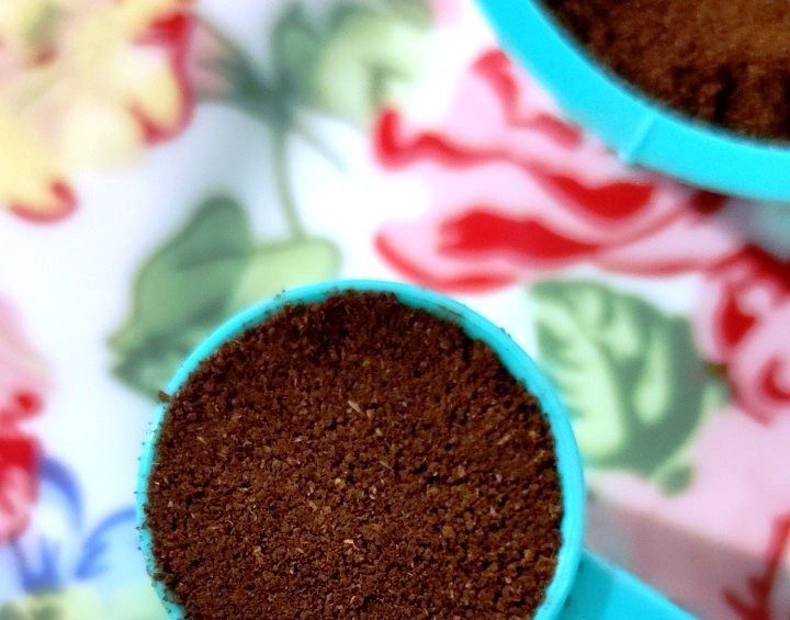 Les càpsules de cafè recargables CAFFETTINO per "Dolce Gusto" van en una capsa de 4 unitats i una cullera mesuradora per omplir-les. Cada càpsula es pot reutilitzar unes 100 vegades aproximadament. Amb aquestes càpsules pots utilitzar el cafè que més t’agradi en cafeteres “sistema Dolce Gusto”. Com funcionen? El seu disseny permet que l’ aigua entri dins la càpsula sense necessitat de perforar-la. Un cop dins, l’ aigua es barreja amb el cafè d’ una manera uniforme i circula per uns conductes de la tapa fins arribar a la sortida i fent una bona extracció aconseguint un cafè amb molt de cos. Les càpsules Caffettino són l’opció més econòmica i ecològica si tens una cafetera de càpsules. En realitat, pots fer entre 40 i 50 cafès amb uns 250 grs de cafè mòlt. Pregunta’ns com i t’ho explicarem. Són eco-friendly, utilitzant aquestes càpsules, el medi ambient ho agraïrà, doncs cada càpsula pot ser re-utilitzada més de 100 vegades. Un cop deixin de funcionar, aquestes càpsules es poden reciclar com qualsevol plàstic. Cada recàrrega amb Caffettino serà una càpsula menys contaminant el Medi Ambient. A INHALA Cafès i Tes t’ oferim cafès, tes i xocolates molt selectes.